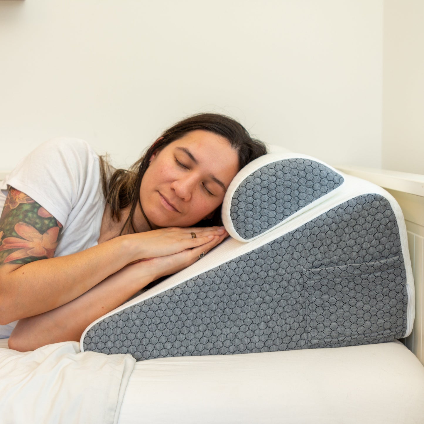 The Hiquo Wedge Pillow + Free Neck Pillow