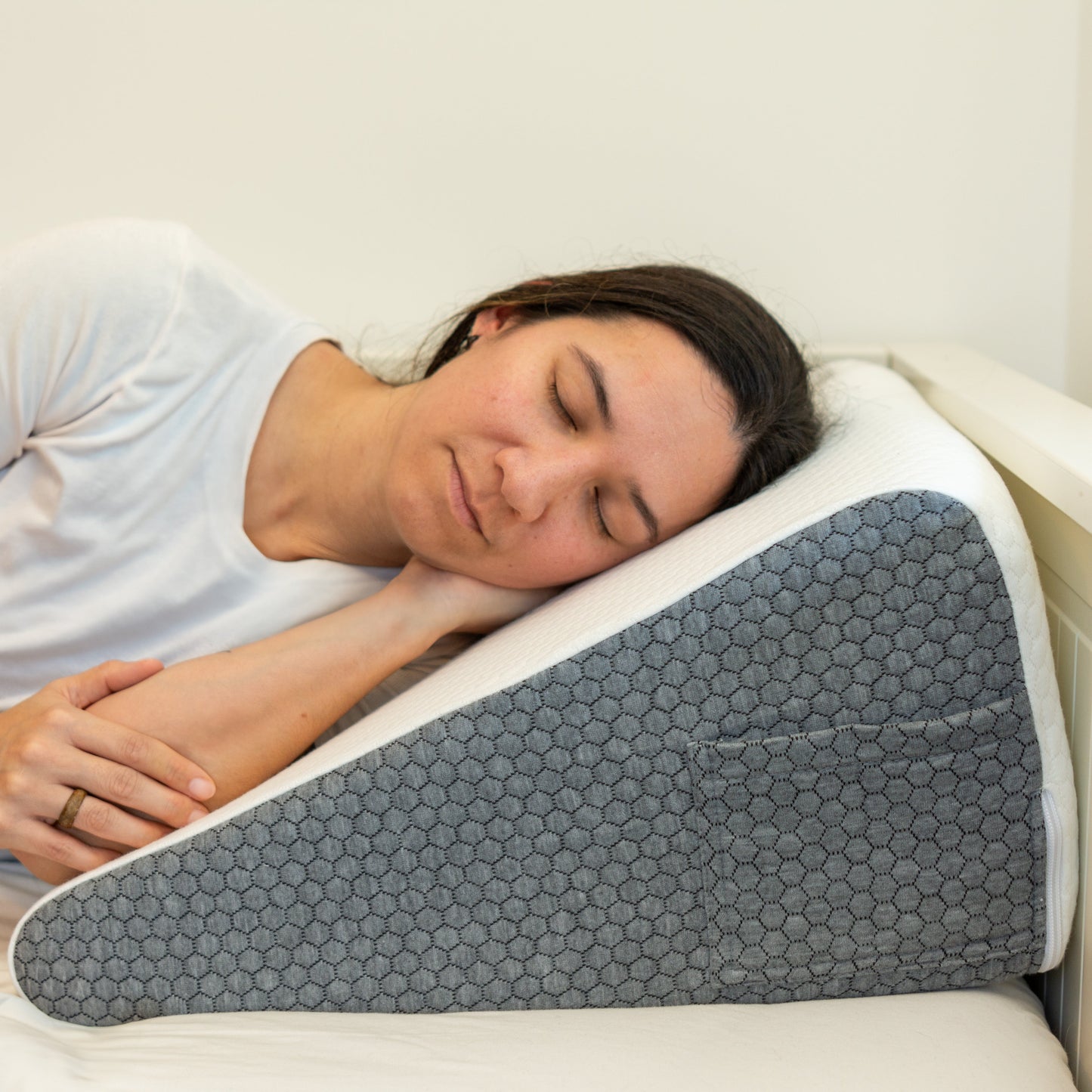The Hiquo Wedge Pillow + Free Neck Pillow